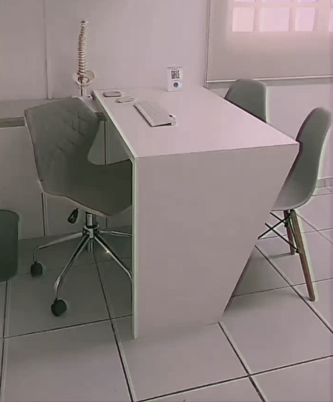 Consultório novo com mesa branca e modelo de coluna